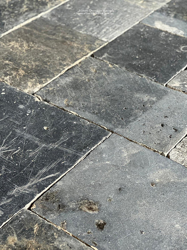 The cobblestone pattern of antique Belgian bluestone exudes historic authenticity. 