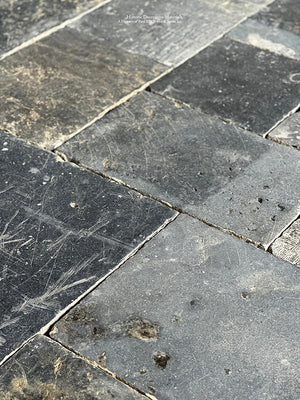 The cobblestone pattern of antique Belgian bluestone exudes historic authenticity. 