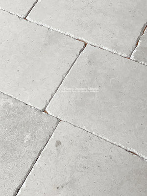 Moyen Âge de Limoges Antiqued French Limestone Flooring
